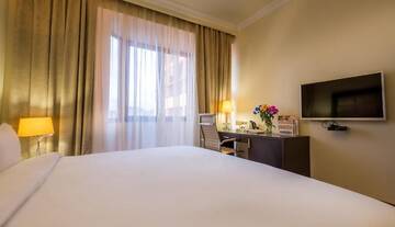Фото номера Стандартный двухместный номер с 1 кроватью Отель Paris Hotel Yerevan г. Ереван 7