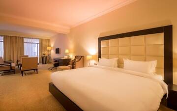 Фото номера Семейный номер с балконом Отель Paris Hotel Yerevan г. Ереван 2
