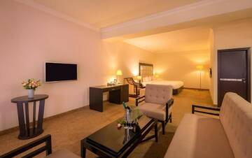 Фото номера Семейный номер с балконом Отель Paris Hotel Yerevan г. Ереван 3