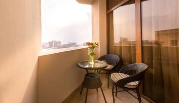 Фото номера Семейный номер с балконом Отель Paris Hotel Yerevan г. Ереван 5