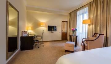 Фото номера Улучшенный двухместный номер с 1 кроватью Отель Paris Hotel Yerevan г. Ереван 4