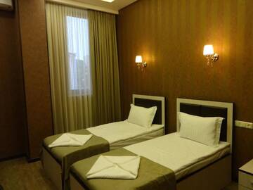 Фото номера Стандартный номер с 2 односпальными кроватями и диваном Отель Eridana Hotel г. Ереван 4