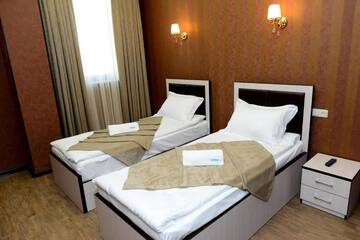 Фото номера Стандартный номер с 2 односпальными кроватями и диваном Отель Eridana Hotel г. Ереван 3