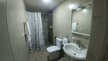 Фото номера Семейный номер с балконом Апарт-отели Cross Apartments and Tours г. Ереван 10