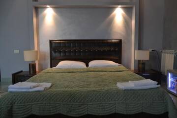 Фото номера Классический трехместный номер Отель Art Hotel г. Ереван 4