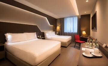 Фото номера Номер Делюкс с 2 кроватями размера «queen-size» Отель DoubleTree by Hilton Yerevan City Centre г. Ереван 5