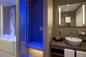 Фото номера Люкс с кроватью размера «king-size» Отель DoubleTree by Hilton Yerevan City Centre г. Ереван 8