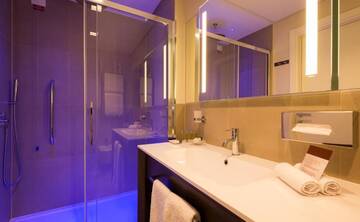 Фото номера Номер Делюкс с кроватью размера «king-size» Отель DoubleTree by Hilton Yerevan City Centre г. Ереван 7