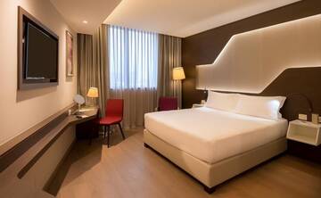 Фото номера Номер Делюкс с кроватью размера «king-size» Отель DoubleTree by Hilton Yerevan City Centre г. Ереван 6
