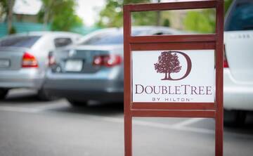 Фото номера Номер Делюкс с кроватью размера «king-size» Отель DoubleTree by Hilton Yerevan City Centre г. Ереван 9
