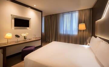 Фото номера Люкс с кроватью размера «king-size» Отель DoubleTree by Hilton Yerevan City Centre г. Ереван 5
