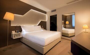 Фото номера Люкс с кроватью размера «king-size» Отель DoubleTree by Hilton Yerevan City Centre г. Ереван 3