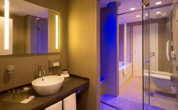 Фото номера Люкс с кроватью размера «king-size» Отель DoubleTree by Hilton Yerevan City Centre г. Ереван 6