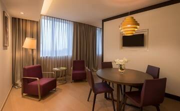 Фото номера Люкс с кроватью размера «king-size» Отель DoubleTree by Hilton Yerevan City Centre г. Ереван 4