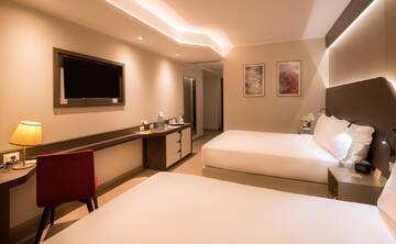 Фото номера Номер Делюкс с 2 кроватями размера «queen-size» Отель DoubleTree by Hilton Yerevan City Centre г. Ереван 4