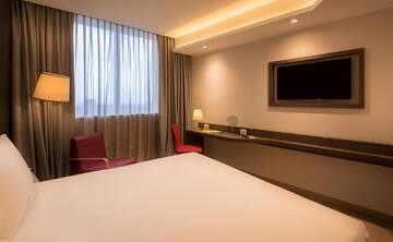 Фото номера Номер с кроватью размера «king-size» Отель DoubleTree by Hilton Yerevan City Centre г. Ереван 4