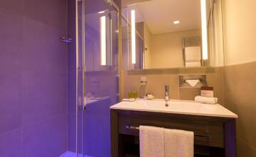 Фото номера Двухместный номер с 2 отдельными кроватями Отель DoubleTree by Hilton Yerevan City Centre г. Ереван 4