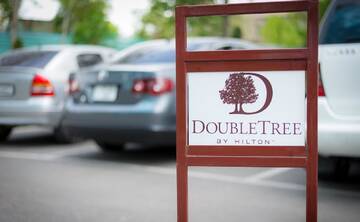 Фото номера Номер Делюкс с кроватью размера «king-size» Отель DoubleTree by Hilton Yerevan City Centre г. Ереван 5