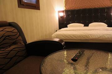 Фото номера Двухместный номер (для 2 взрослых и 1 ребенка) Отель Aleppo Hotel г. Ереван 40