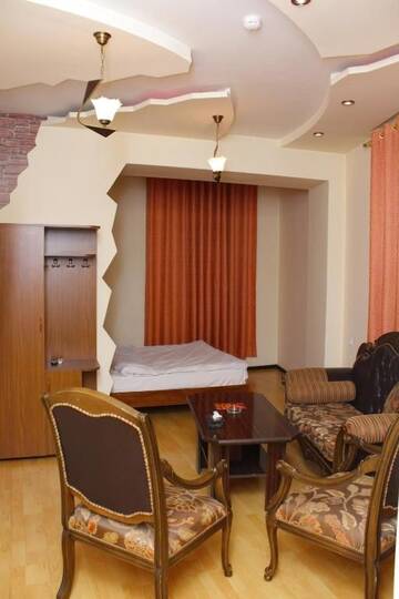 Фото номера Двухместный номер (для 2 взрослых и 1 ребенка) Отель Aleppo Hotel г. Ереван 14