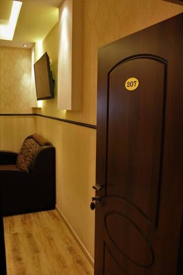 Фото номера Двухместный номер (для 2 взрослых и 1 ребенка) Отель Aleppo Hotel г. Ереван 4