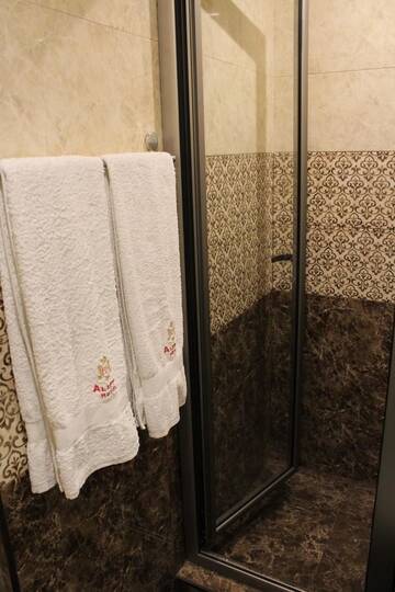 Фото номера Двухместный номер (для 2 взрослых и 1 ребенка) Отель Aleppo Hotel г. Ереван 11