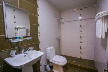 Фото номера Стандартный двухместный номер с 1 кроватью Отель Ani Central Inn г. Ереван 3