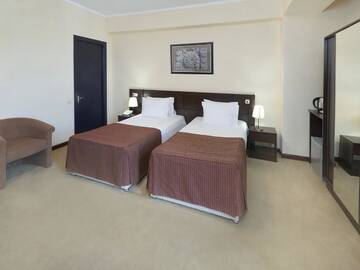 Фото номера Стандартный двухместный номер с 1 кроватью Отель Ani Central Inn г. Ереван 4