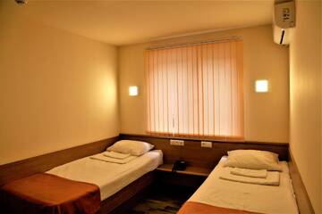 Фото номера Двухместный номер с 2 отдельными кроватями Отель Albert House Hotel and Tours г. Ереван 4