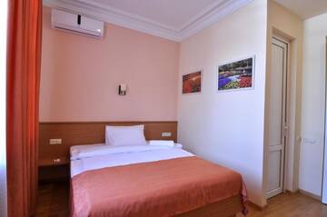 Фото номера Двухместный номер Делюкс с 1 кроватью Отель Albert House Hotel and Tours г. Ереван 6