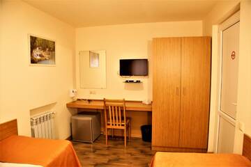 Фото номера Двухместный номер с 2 отдельными кроватями Отель Albert House Hotel and Tours г. Ереван 5