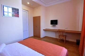 Фото номера Двухместный номер Делюкс с 1 кроватью и балконом Отель Albert House Hotel and Tours г. Ереван 6