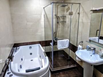 Фото номера Люкс с кроватью размера  Отель Georgia Hotel г. Ереван 5