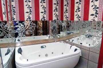 Фото номера Двухместный номер Делюкс с 1 кроватью и ванной Отель Venice Hotel Complex г. Ереван 3