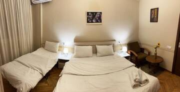 Фото номера Семейный номер с балконом Хостелы Friendship Hostel &amp; Tours г. Ереван 4