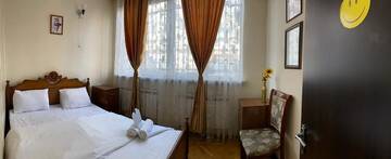 Фото номера Двухместный номер с 1 кроватью Хостелы Friendship Hostel &amp; Tours г. Ереван 3