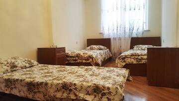 Фото номера Стандартный трехместный номер Хостелы Friendship Hostel &amp; Tours г. Ереван 4