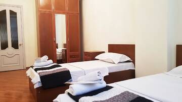 Фото номера Двухместный номер Делюкс с 2 отдельными кроватями Хостелы Friendship Hostel &amp; Tours г. Ереван 3