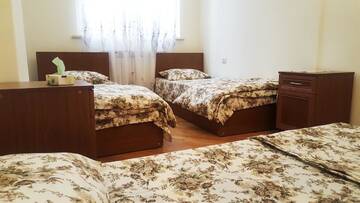 Фото номера Стандартный трехместный номер Хостелы Friendship Hostel &amp; Tours г. Ереван 6