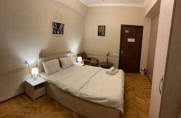 Фото номера Двухместный номер Делюкс с 1 кроватью Хостелы Friendship Hostel &amp; Tours г. Ереван 6