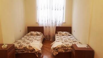 Фото номера Стандартный трехместный номер Хостелы Friendship Hostel &amp; Tours г. Ереван 5