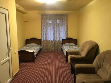 Фото номера Двухместный номер с 2 отдельными кроватями и душем Хостелы Best Hostel Republic Square г. Ереван 10