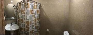 Фото номера Двухместный номер с 2 отдельными кроватями и душем Хостелы Best Hostel Republic Square г. Ереван 22