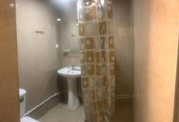 Фото номера Двухместный номер с 2 отдельными кроватями и душем Хостелы Best Hostel Republic Square г. Ереван 25