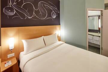 Фото номера Стандартный двухместный номер с 1 кроватью Отель ibis Yerevan Center г. Ереван 11