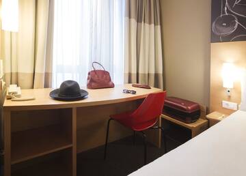 Фото номера Стандартный двухместный номер с 1 кроватью Отель ibis Yerevan Center г. Ереван 5