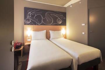 Фото номера Стандартный двухместный номер с 2 отдельными кроватями Отель ibis Yerevan Center г. Ереван 4