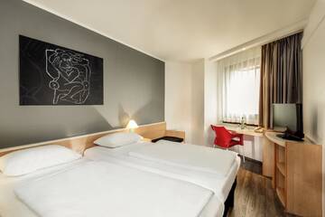 Фото номера Стандартный двухместный номер с 2 отдельными кроватями Отель ibis Yerevan Center г. Ереван 5