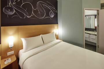 Фото номера Стандартный двухместный номер с 1 кроватью Отель ibis Yerevan Center г. Ереван 4