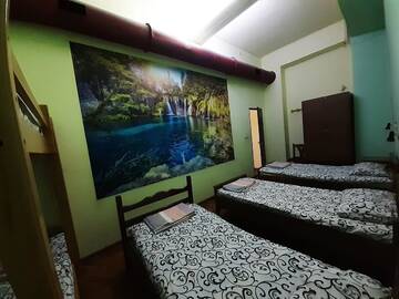 Фото номера Стандартный семейный номер Хостелы Shamrock Republic Square Hostel and Tours г. Ереван 5